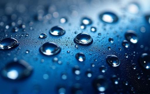 Acqua che perla sulla superficie dell'auto con trattamento ceramico applicato